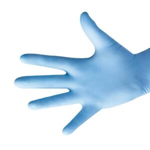 Mano con un guante de látex azul extendida sobre un fondo blanco.